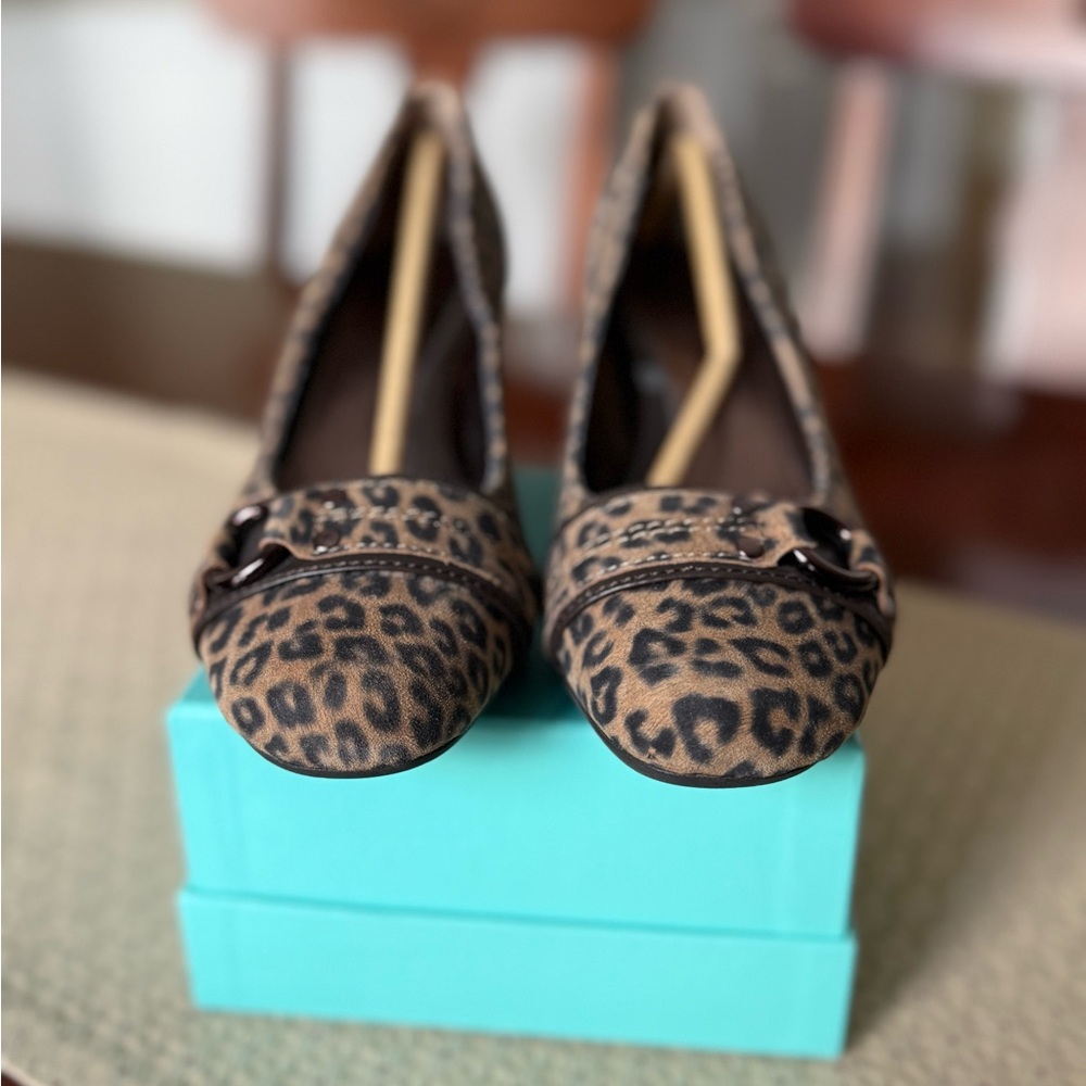Sofft Leopard print wedge heel shoes Sz 7.5 - Picture 2 of 9